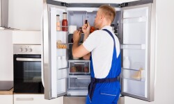 Почему течет холодильник, и как исправить эту поломку?