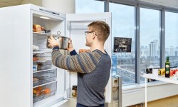 Почему нельзя в холодильник ставить горячие продукты? Что может случиться?