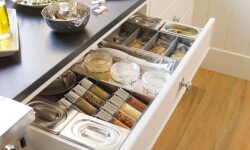 Как правильно организовать хранение в шкафчиках на кухне