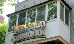 История возникновения французского балкона и как его украсить
