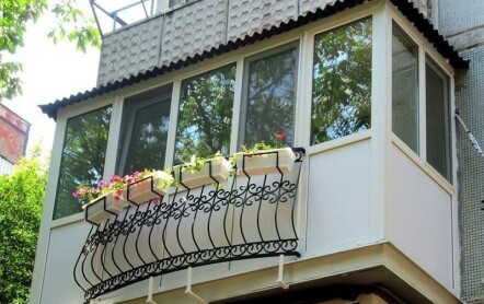 История возникновения французского балкона и как его украсить