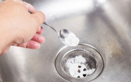 Как убрать запах канализации из раковины и почему воняет на кухне