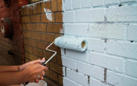 Самостоятельная окраска балконных стен из кирпича — советы профессионалов