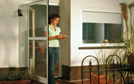 Как установить москитную сетку на дверь балкона — пошаговая инструкция