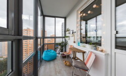 Идеи для декорирования интерьера балкона с панорамными стёклами
