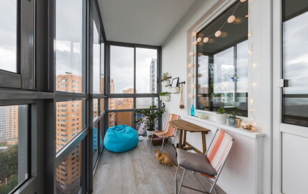 Идеи для декорирования интерьера балкона с панорамными стёклами