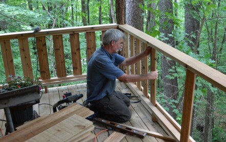 Установка и изготовление деревянных перил для балкона