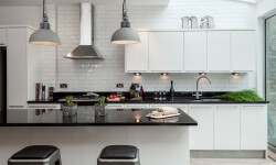 Черный цвет в интерьере кухни: дизайн, гарнитура, выбор обоев