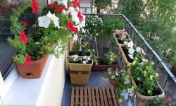 Способы закрепления горшков и ящиков с цветами на балконах