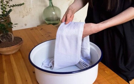 Чем отстирать от старых пятен кухонные полотенца в домашних условиях