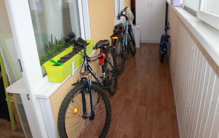 Как хранить велосипед в квартире на балконе