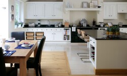 Что лучше положить на кухне – ламинат или плитку