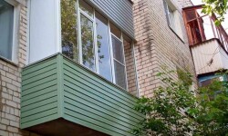 Самостоятельная обшивка балкона сайдингом — советы и рекомендации