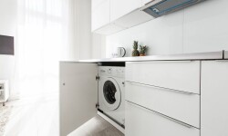 Можно ли обычную стиральную машину установить под столешницу на кухне