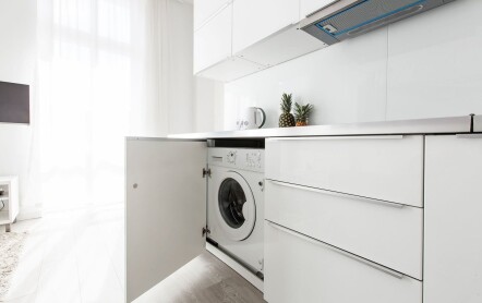 Можно ли обычную стиральную машину установить под столешницу на кухне