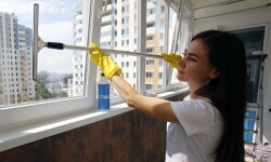 Способы помывки оконных рам на балконах и лоджиях