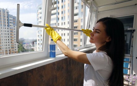 Способы помывки оконных рам на балконах и лоджиях