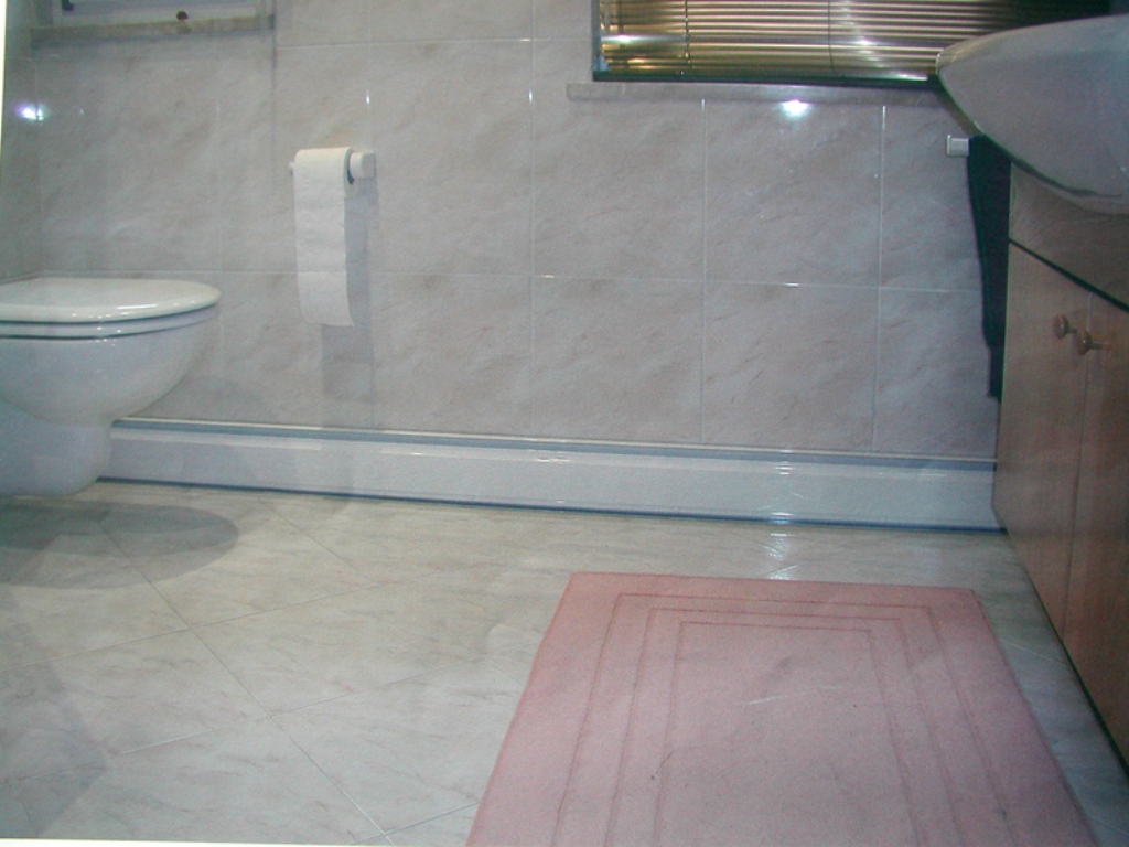керамический плинтус в ванной