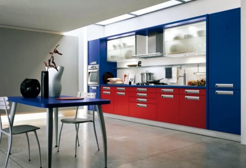кухня в сине красном цвете