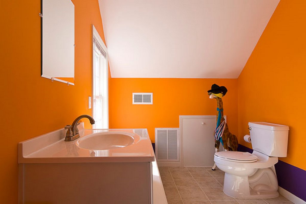 оранжевая ванная комната
