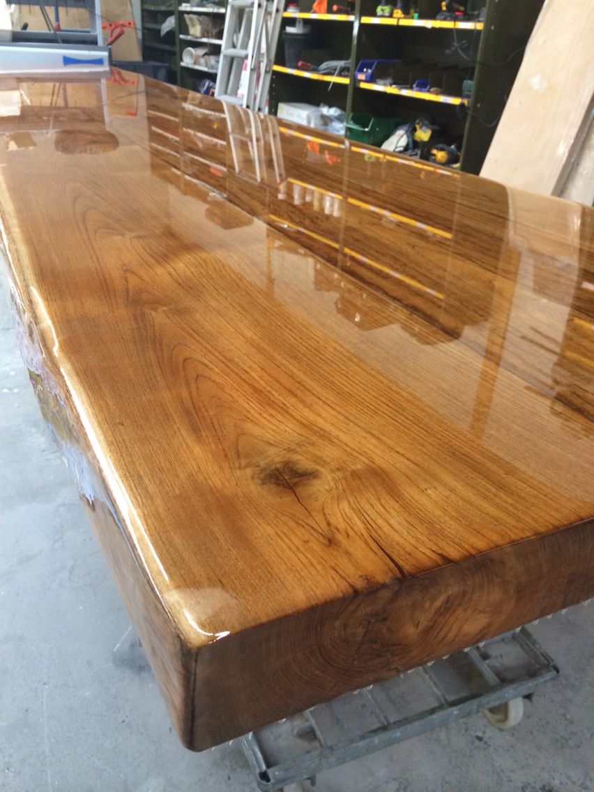 Деревянный лакированный стол