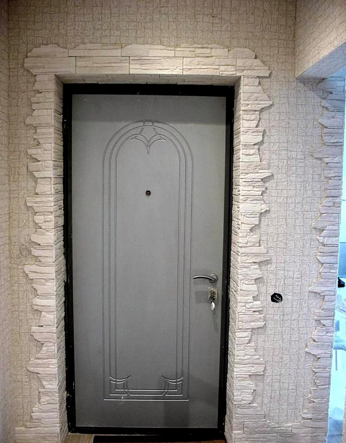 Входной дверной проем отделка. Отделка дверного проема. Отделка дверей декоративным камнем. Отделка дверного проема декаративнымкамнем. Отделка входной двери камнем.