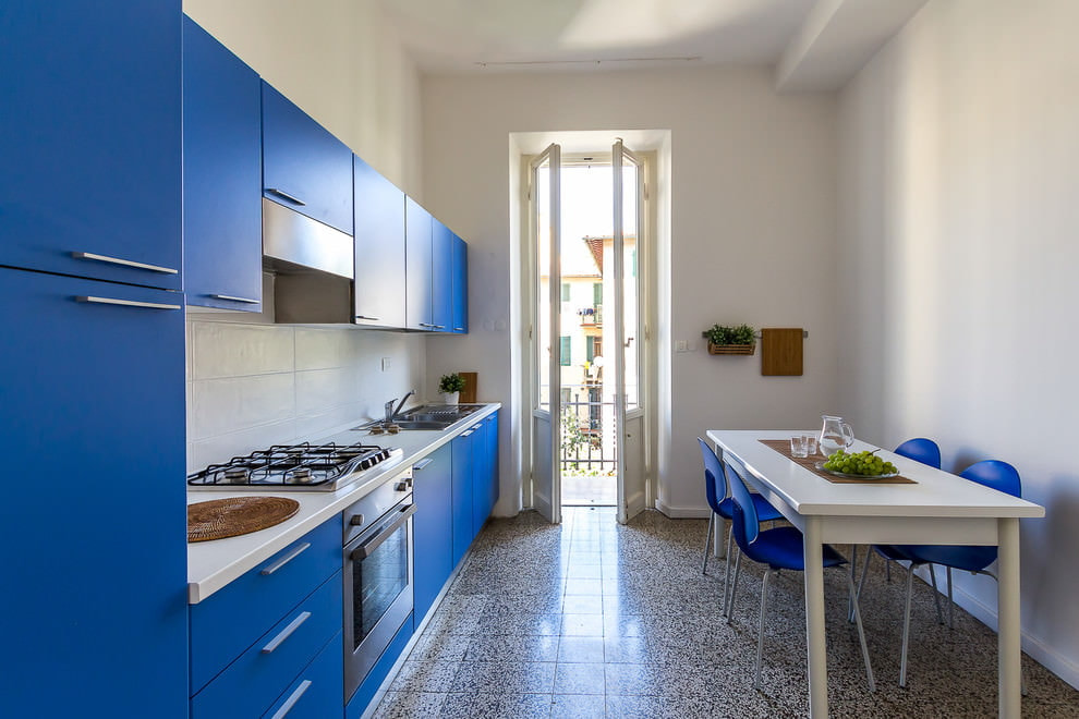 синий гарнитур на кухне