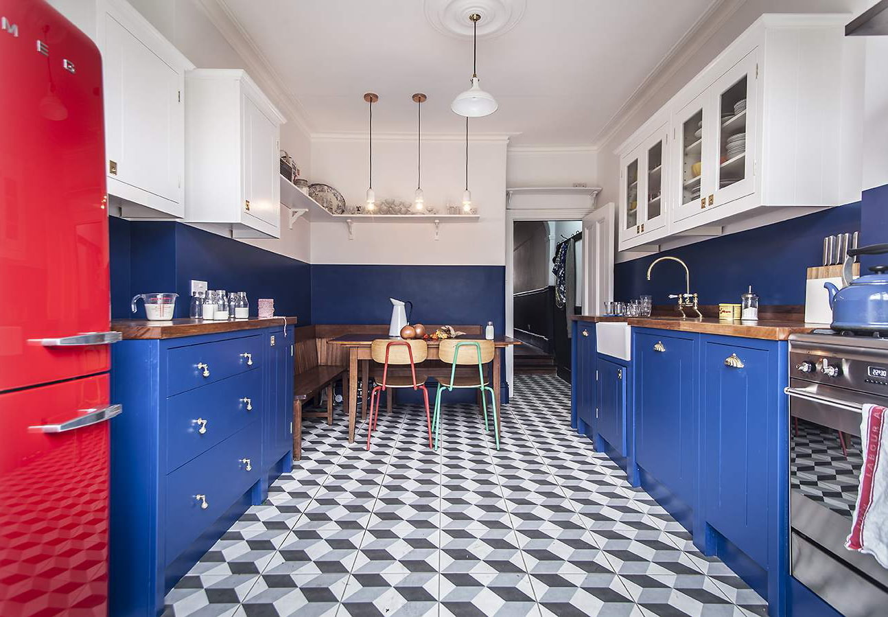 синяя кухня с красным