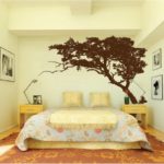 дерево на стене в спальне