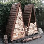 дровяники треугольной формы из дерева