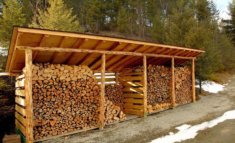 большая постройка для хранения дров