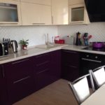фиолетовая кухня с бежевым шкафом