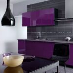 фиолетовая кухня с серым кафелем