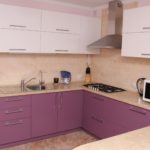 фиолетовая кухня с бежевыми стенами