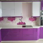 фиолетовая кухня с вишенками на стене