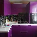 фиолетовая кухня с черно-белым рисунком