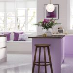 фиолетовая кухня с высоким стулом