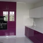 фиолетовая кухня с белыми стенами