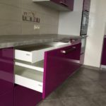 фиолетовая кухня серая столешница