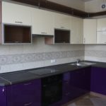 фиолетовая кухня с серым узором на кафеле