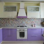 фиолетовая кухня с цветным кафелем