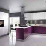 фиолетовая кухня с серыми стенами и стульями