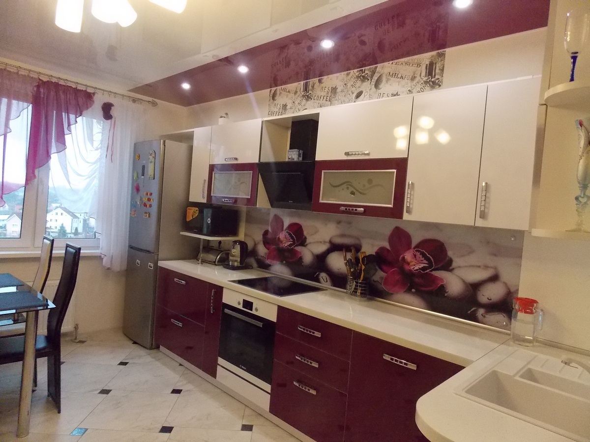 Семья беловых решила сделать ремонт на кухне. Кухни в реальных квартирах. Кухни бордового цвета. Кухня бордовая с бежевым. Кухонный гарнитур на 12 кв.м.
