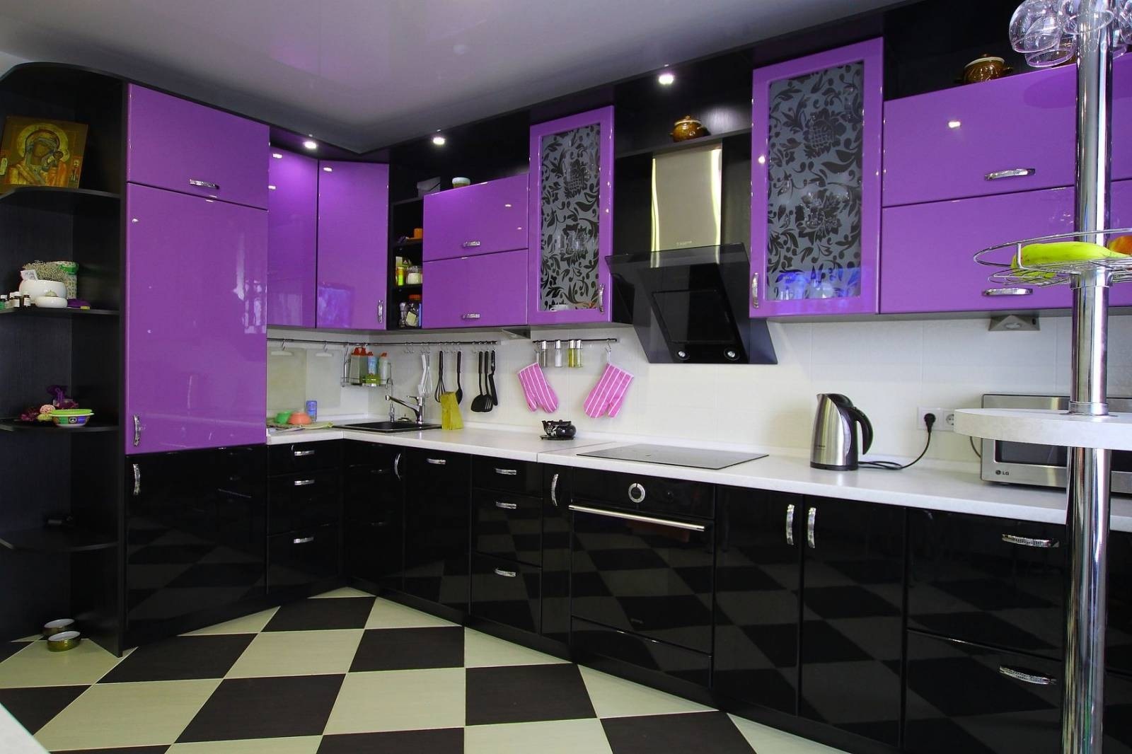 фиолетовая кухня с черным