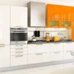 бело-оранжевый кухонный гарнитур
