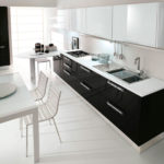 глянцевая мебель для просторной черно-белой кухни
