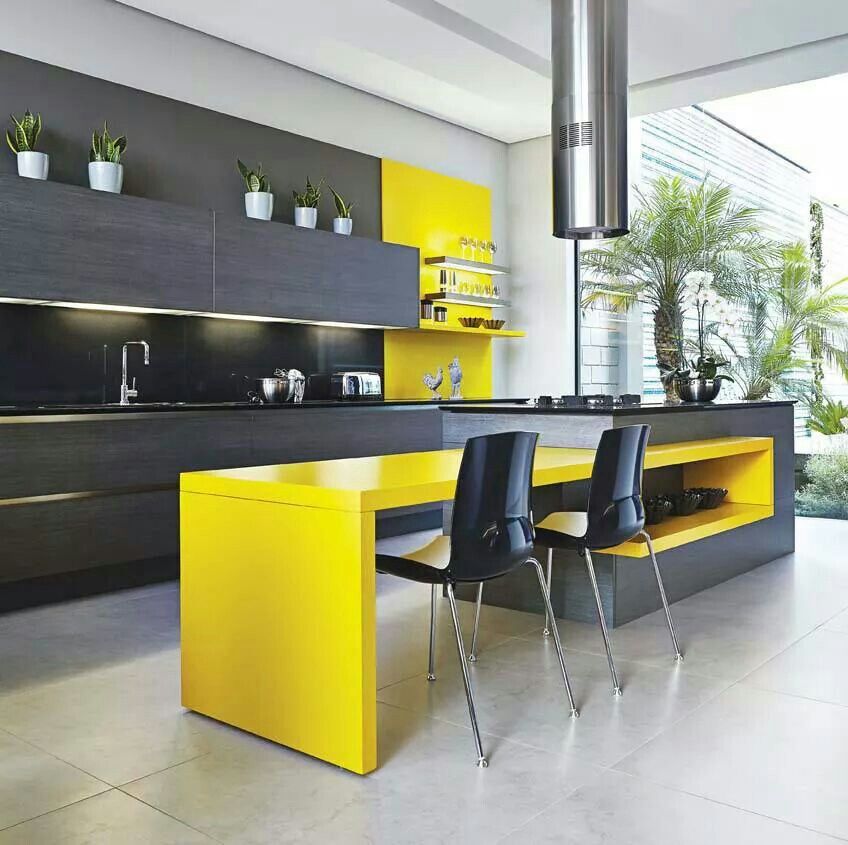 желтая мебель на черной кухне
