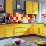 желтая кухня с красной плиткой