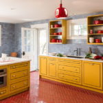 желтая кухня с красной посудой