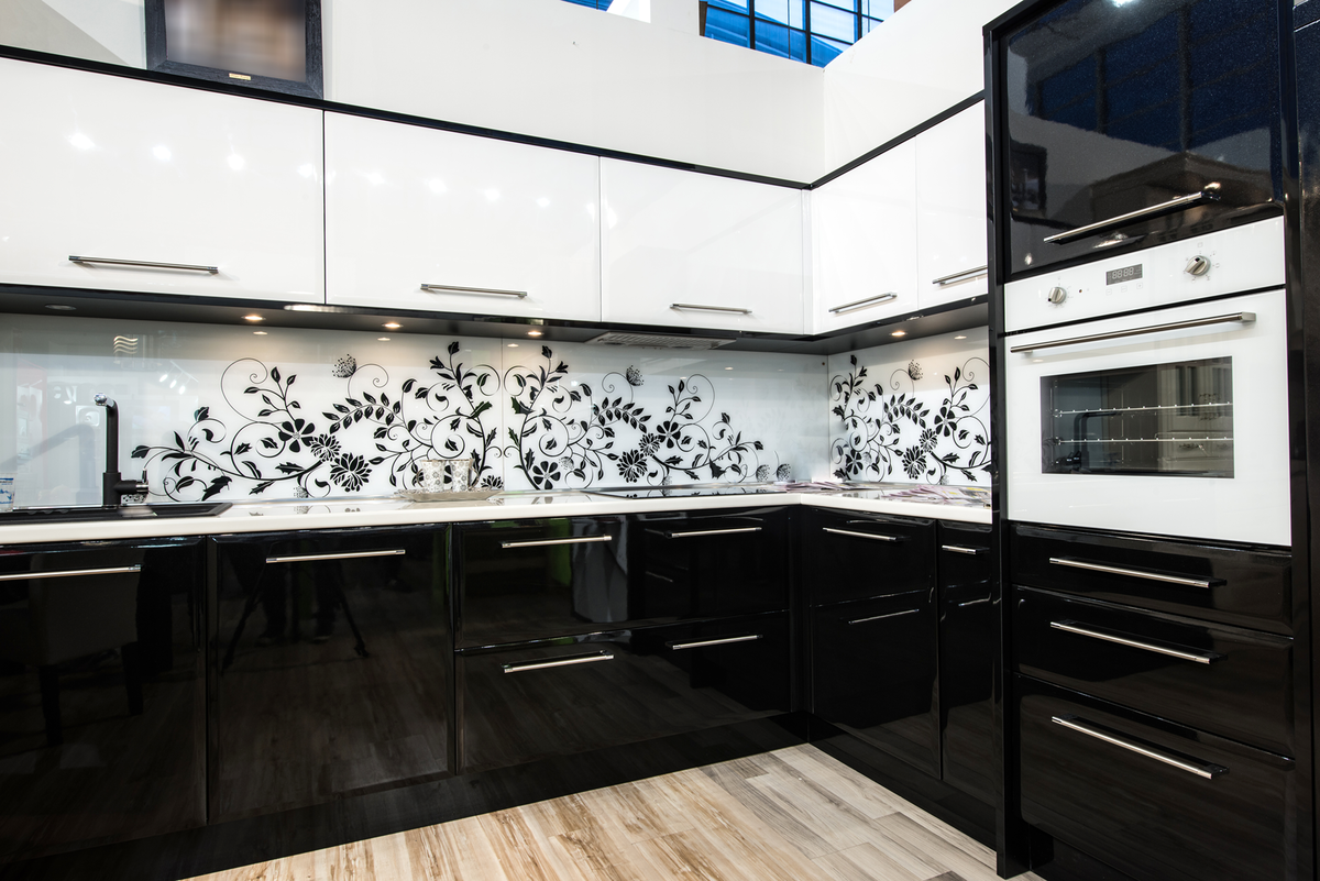 сочетание черного и белого цвета в интерьере кухни